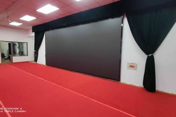 舞臺大屏有哪些，選擇LED顯示屏好還是拼接屏好？