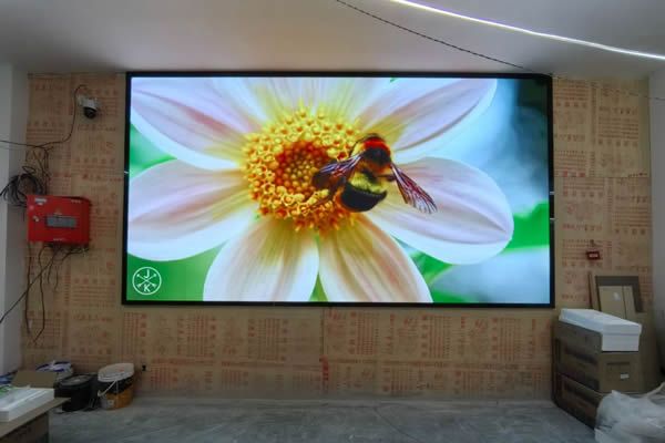 展廳使用投影機(jī)好還是LED顯示屏好，這兩種顯示大屏有什么區(qū)別