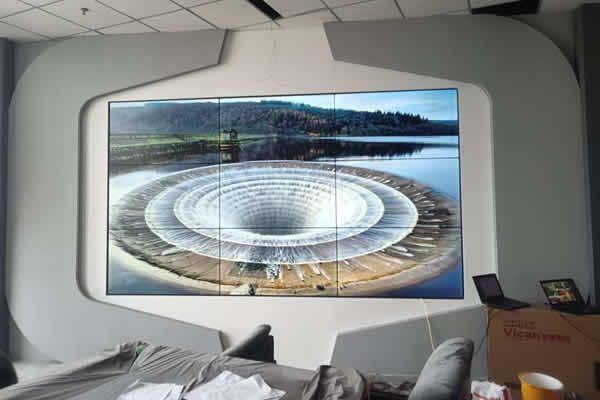 LED顯示屏好還是LCD拼接屏好，它們有哪些區(qū)別？