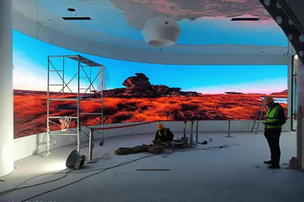 LED顯示屏是怎么做成弧形的？弧形LED屏顯示方案